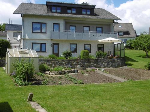 Hesborn Apartment | Ferienwohnung im Sauerland Hillside