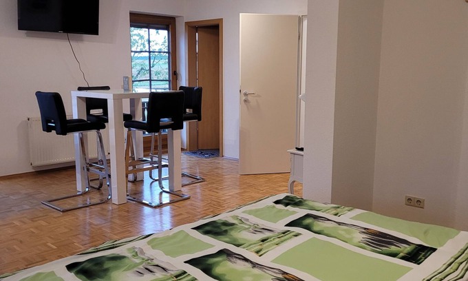 Huefingen Apartment | Ferienwohnung im Schwarzwaldhaus mit Balkon