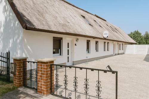 Luetow Apartment | Ferienwohnung Jasmin - Achterwasser Findling