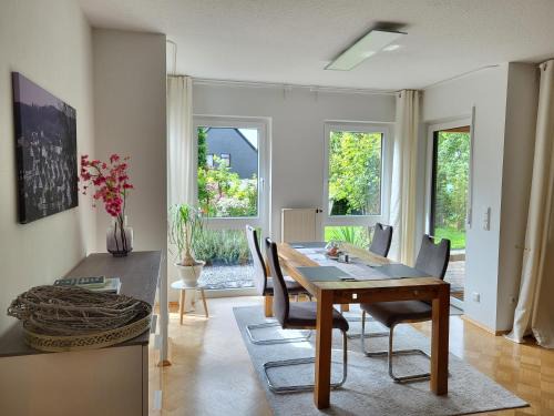 Freudenberg Apartment | Ferienwohnung mit Gartenblick