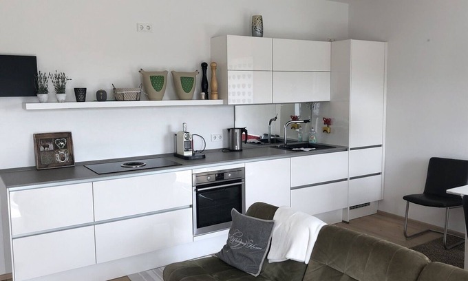 Riedenburg Apartment | Ferienwohnung mit Holzterrasse und ebenerdiger Dusche für zwei Personen