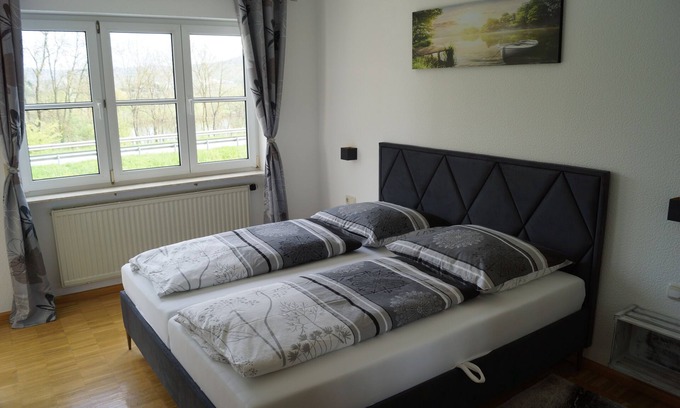 Thornich Apartment | Ferienwohnung mit Panoramablick Inmitten von Weinbergen. Haustierfreundlich
