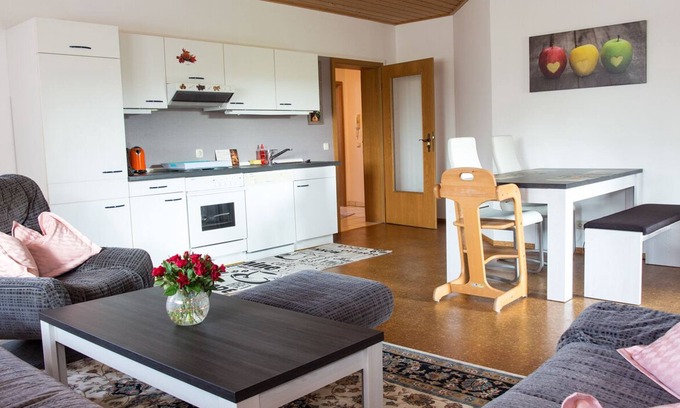 Aidenbach Apartment | Ferienwohnung mit schönem, großen Erkerzimmer mit Zugang zum Balkon