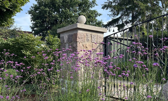 Bosau Apartment | Ferienwohnung mit Weitläufigen, Parkähnlichen Garten, Pavillon und Bouleplatz