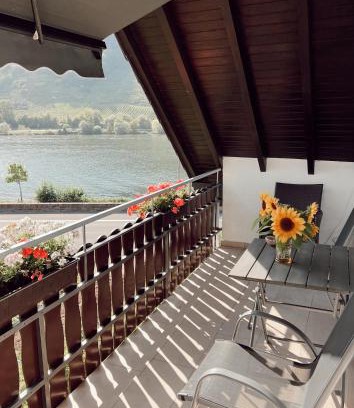 Oberfell Apartment | Ferienwohnung Moselflair mit direktem Blick auf die Mosel und Weinberge