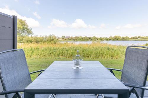 Norderhafen Apartment | Ferienwohnung Nordseetraum direkt am Nordseedeich mit Blick auf den See
