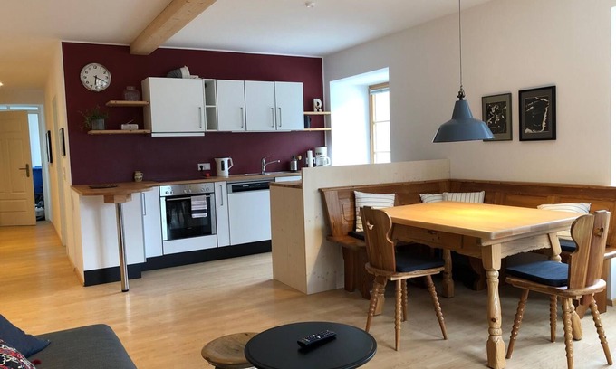 Anzenbach Apartment | Ferienwohnung Oma Rosa mit Traumblick und Zentrumsnähe