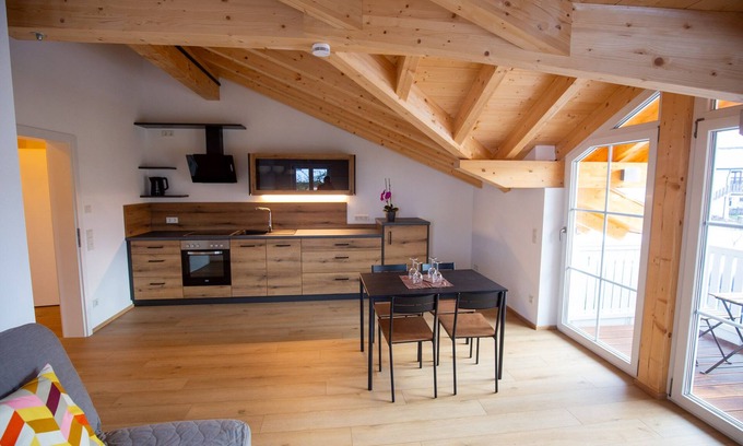Chieming Apartment | Ferienwohnung Seeblick, 1-4 Pers., 1 Sep. Schlafzimmer, Südbalkon