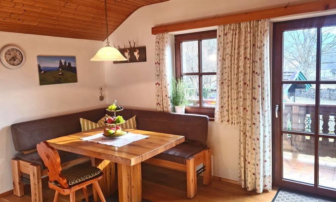 Aschau im Chiemgau Apartment | Ferienwohnung "Sommerflieder" 45 qm mit extra Schlafzimmer und Balkon