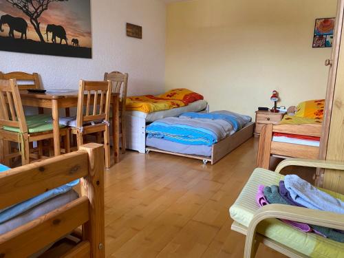 Wilhelmsdorf House | Ferienzimmer Oelhaf Zimmer in Gelb Self Check-In mit Key-Tresore