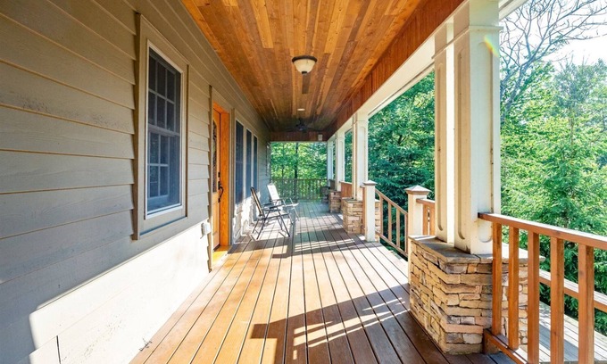Old Timberline House | Fern Brook - 336 Fern Lane Fern Brook - Air Conditioning, Lake Access, Chimenea, Hot Tub