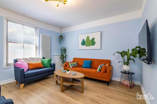 Mapperley House | Fern Cottage - 5 bedroom House free Parking