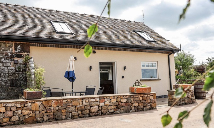 Tunstall Cottage | FERN COTTAGE, pet friendly, with a garden in Biddulph