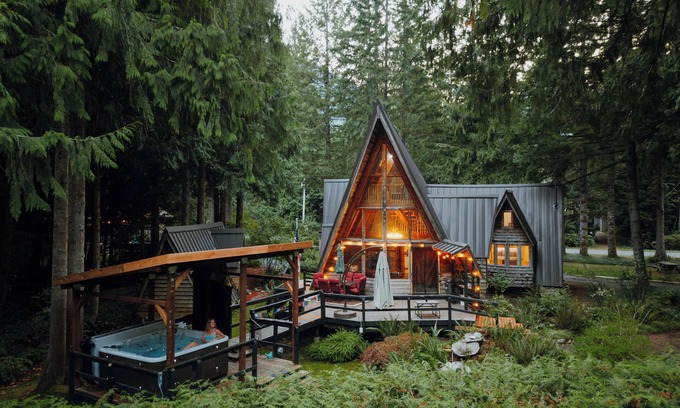 Baring House | Fern Haus: stunning mtn view, covered spa, pets + kids will love it!