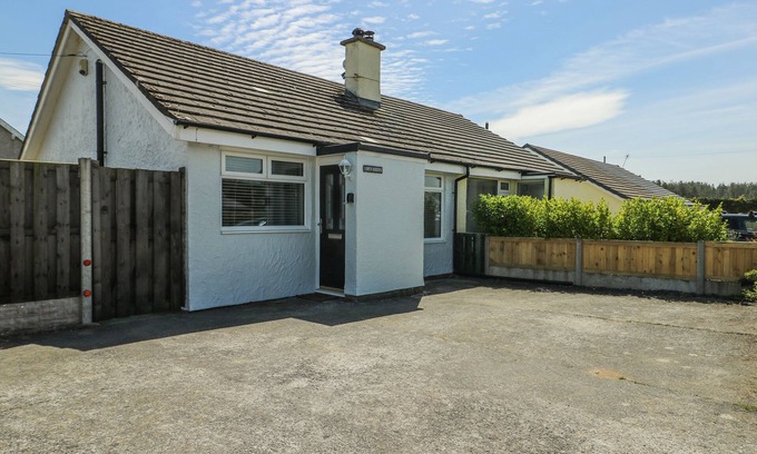 Dwyran House | FERN HILL COTTAGE, with open fire in Newborough