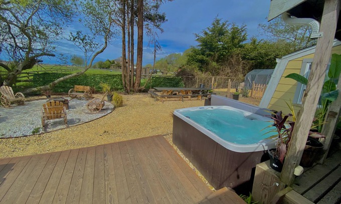 Ferndale House | Ferndale Retreat! Entertaining house with Hot-tub, back yard, & BBQ.