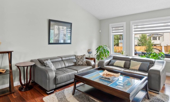 Hawkwood Apartment | Ferngully | Backyard | Gym | Clawfoot Tub | Garage