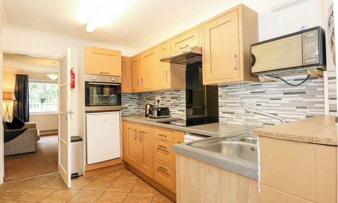 Wisbech Cottage | FERNLEIGH VILLA ANNEXE, pet friendly, with pool in Upwell