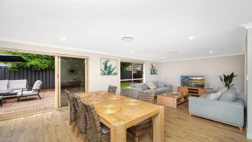 Booker Bay House | Ferry Breeze Ettalong Beach