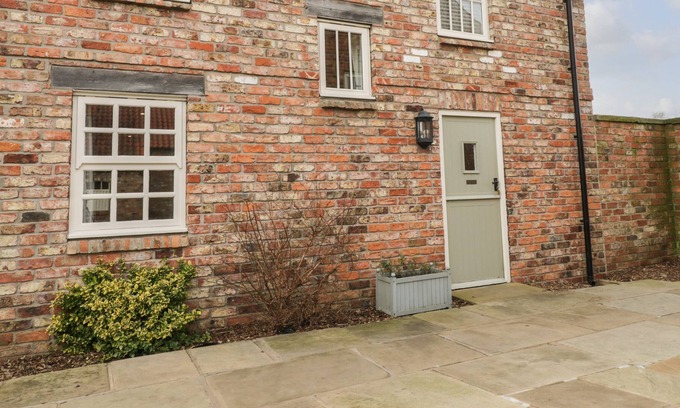 Acaster Malbis Cottage | FERRY COTTAGE 3-BED, family friendly, with a garden in Acaster Malbis