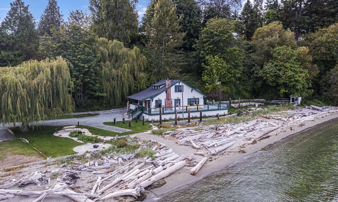 Clinton House | Ferry Cove - Private low bank beachfront property.