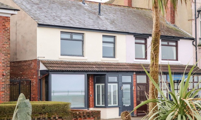 Knott End-on-Sea Cottage | FERRY VIEW, pet friendly in Knott End-On-Sea