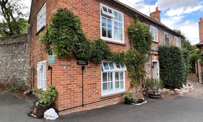 Moulsford on Thames Hotel | Ferryman`s Cottage at The Beetle & Wedge
