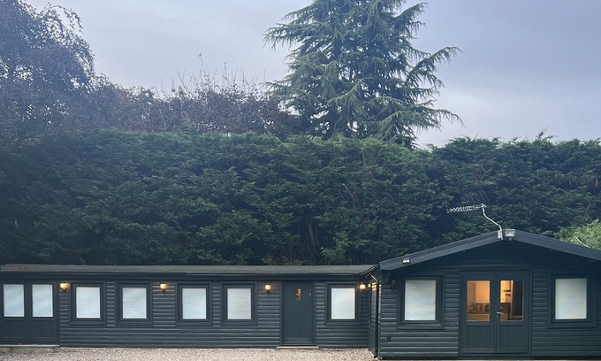 Ockbrook Cabin | Few minutes from NEC & B’ham airport, cosy log cabin self catering sleeps 4