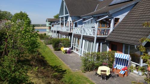 Neuensien Apartment | Fewo 7 im Fischerhaus Wintergarten und Terrasse mit Strandkorb