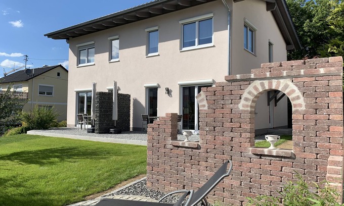 Langenneufnach House | FeWo MORGENSONNE -Beautiful semi-detached house with entry to the natural swimming pool in Fischach