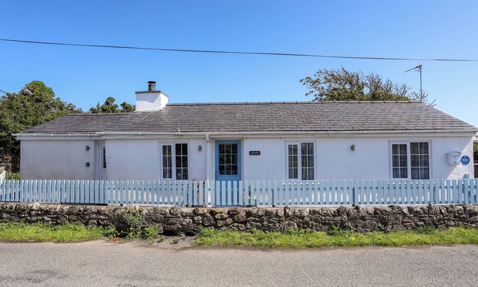 Caergeiliog Cottage | FFRWD, pet friendly, with open fire in Rhosneigr