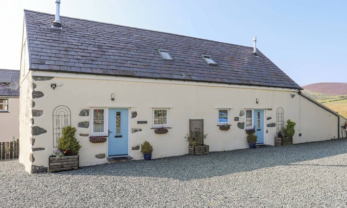 Gallt Y Foel Cottage | FFYNNON BACH, pet friendly, character holiday cottage in Deiniolen