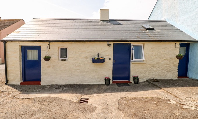 Trefin Cottage | FFYNNON TOM, pet friendly, character holiday cottage in St Davids