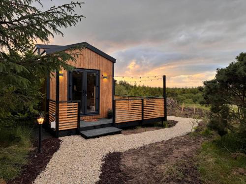 Fivemilebourne Apartment | Fiadh Rua Cabin - with Private Outdoor Hottub