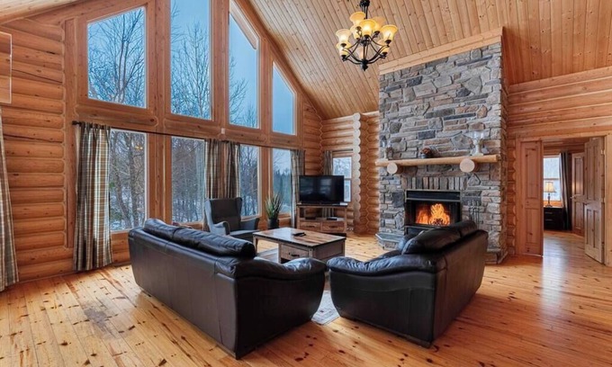 Fiddler Lake Resort House | Fiddler Lake Resort Chalet + Private Jacuzzi