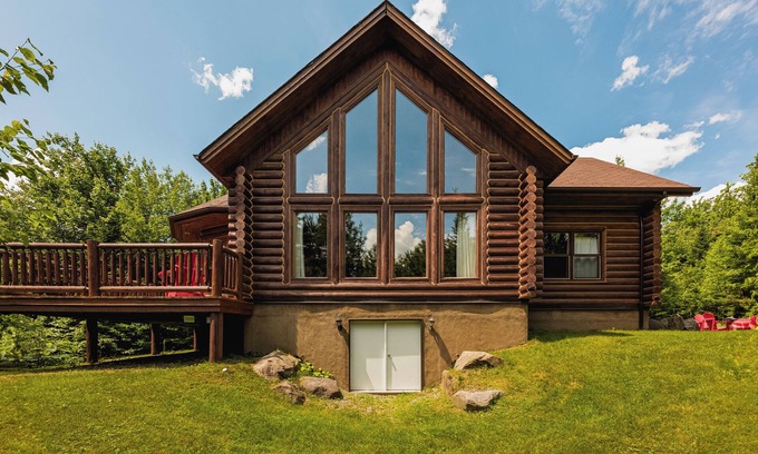 Fiddler Lake Resort House | Fiddler Lake Resort Chalet + Private Jacuzzi