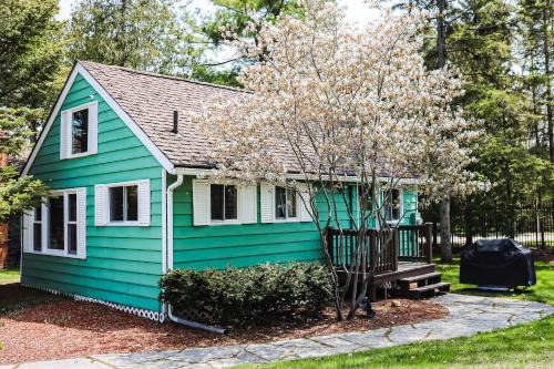 Wasaga Beach House | Fiddlers Green Cottage Two
