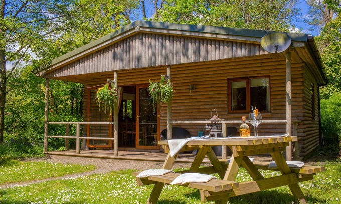 St. Florence Cottage | Fiddlers Green Log Cabin, Tenby
