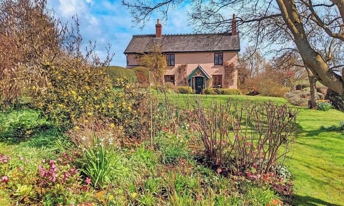 Peterstow House | Field Cottage - Wye Valley Holiday Cottage