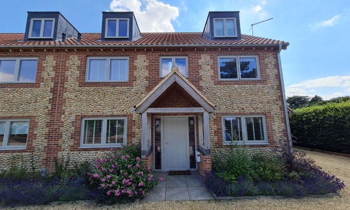 Ringstead House | Field View