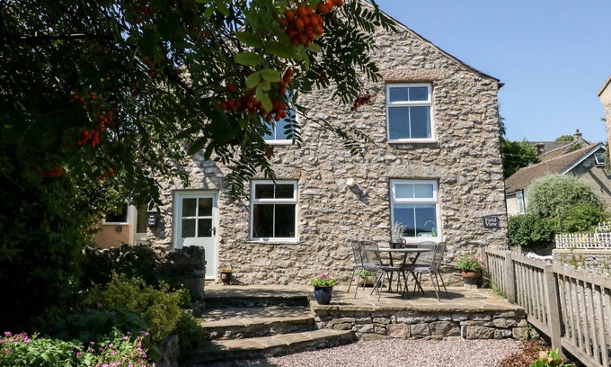 Peak District Cottage | FIELD VIEW, romantic, character holiday cottage in Bradwell