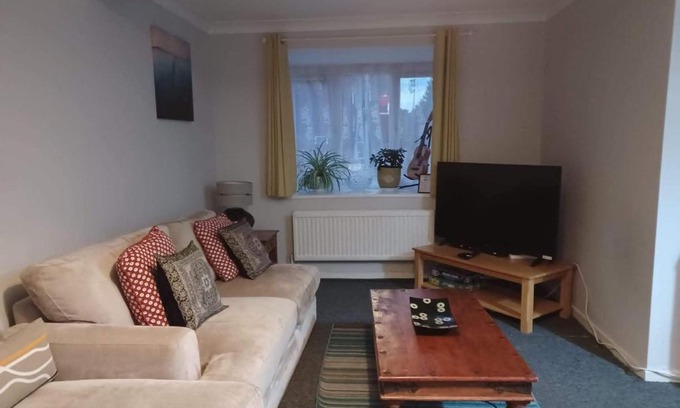 Luton House | Fieldfare Green-Huku Kwetu Luton & Dunstable Spacious 4 Bedroom Detached House