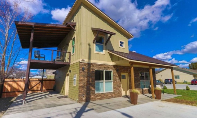 College Place House | Fieldview Loft · Brand New Property! Fieldview, close to S Wineries