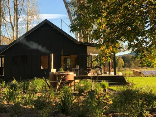 Arundel House | Fiery Peak Eco-Retreat with Stargazing & Hot tub