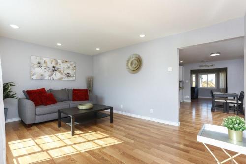 Arena District Apartment | Fiesta! mins to Frost Bank CTR, Riverwalk Alamo