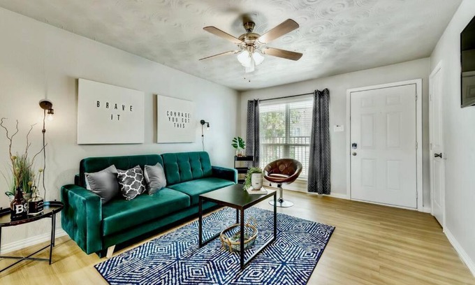 Old East Dallas Apartment | FIFA Ready The Art Deco and Arboretum Tickets Included