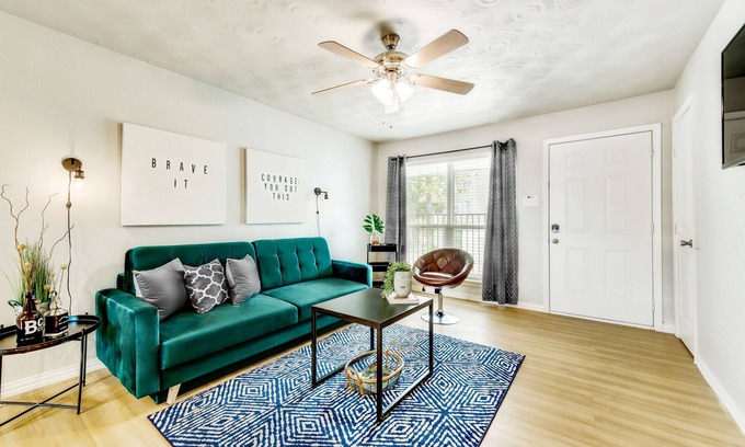 Old East Dallas Apartment | FIFA Ready The Art Deco & Arboretum Tickets Included