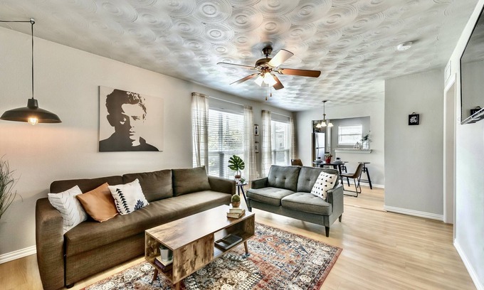 Old East Dallas Apartment | FIFA Ready The Swank ARBORETUM TICKETS INCLUDED