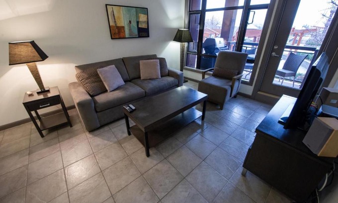 South Pandosy Apartment | Fifth Floor Pool View #505