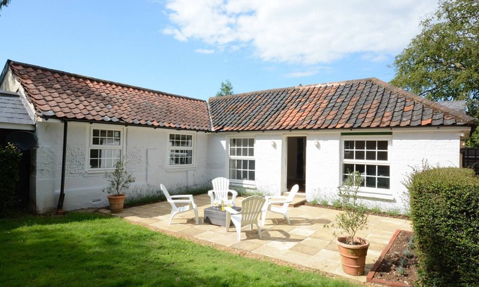 Pettistree Cottage | FIG COTTAGE, PETTISTREE, pet friendly, with a garden in Woodbridge